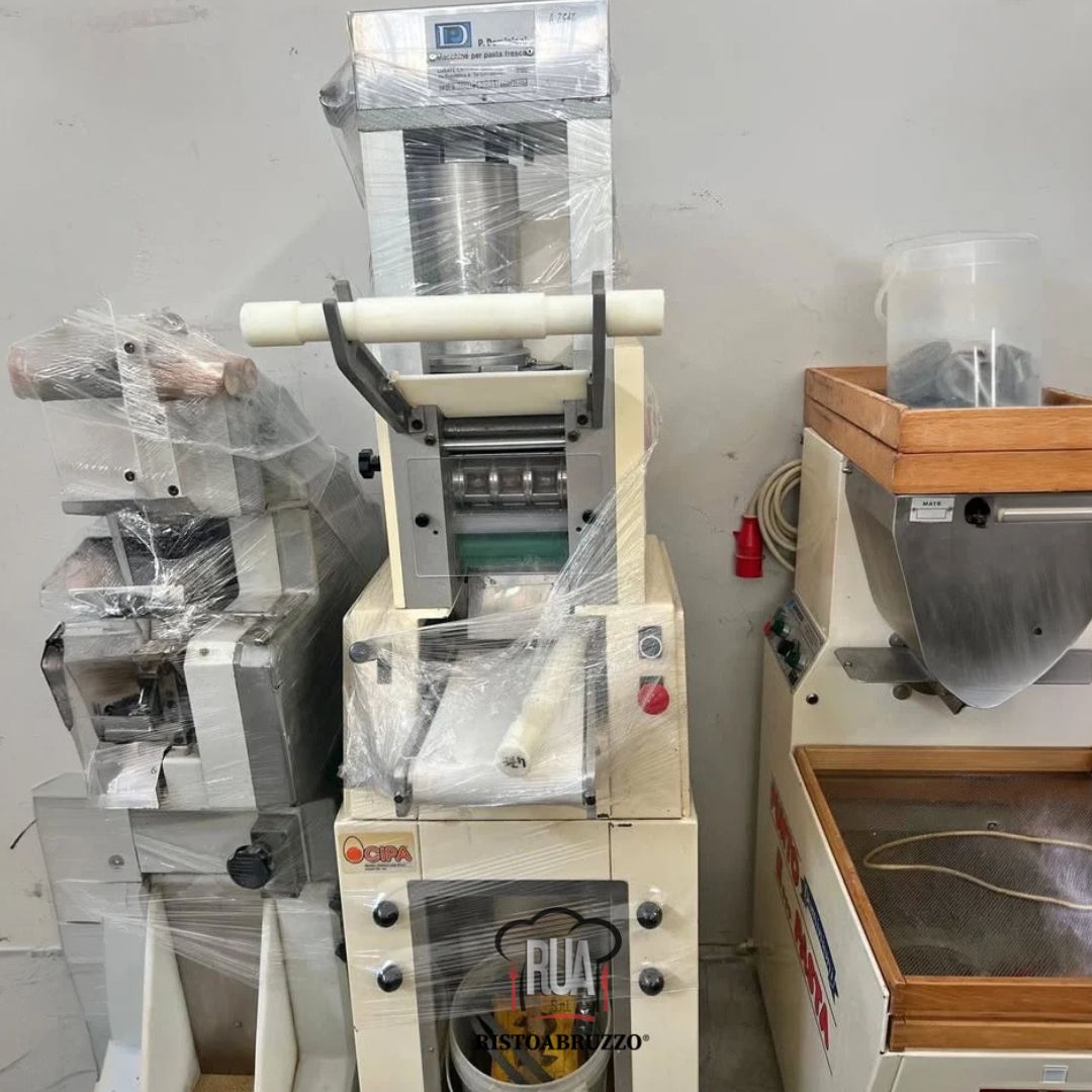 Macchina automatica per la produzione di ravioli a doppia sfoglia, con stampi intercambiabili e regolazione del ripieno direttamente durante il funzionamento. Compatibile con ogni tipo di ripieno morbido (carne, formaggi, magro ecc..).